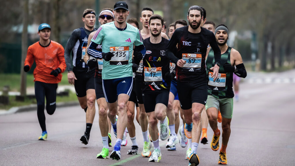 Equipamiento de running indispensable para el corredor 2023