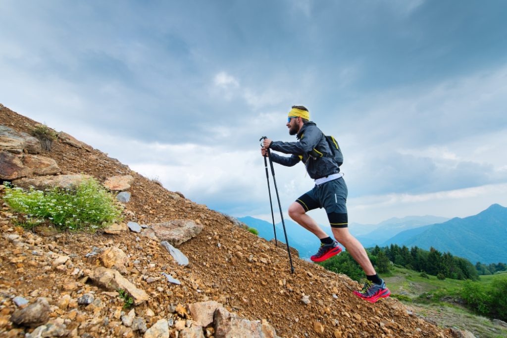 Corredor con bastones de trail