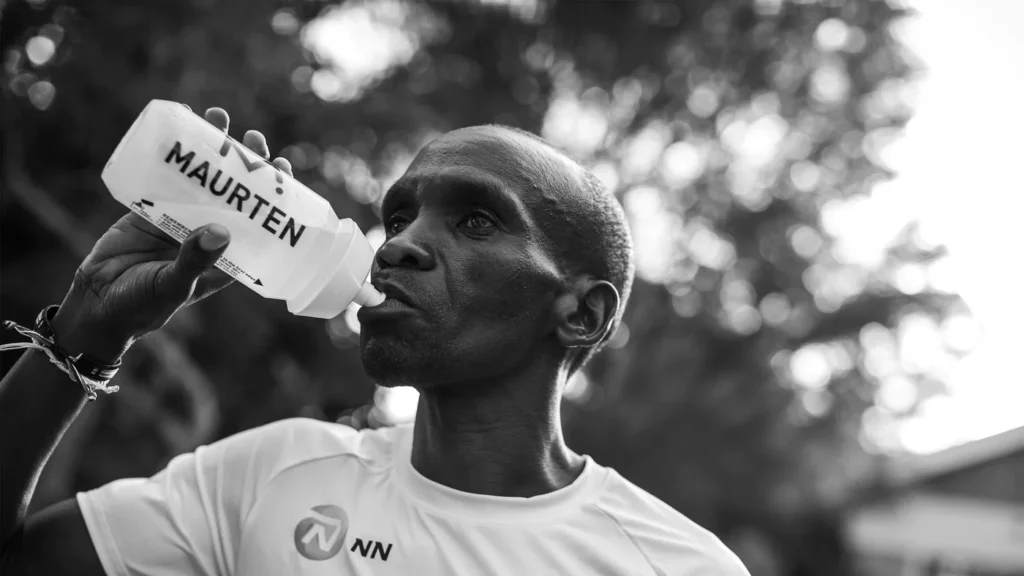 Eliud Kipchoge bebe de una botella Maurten