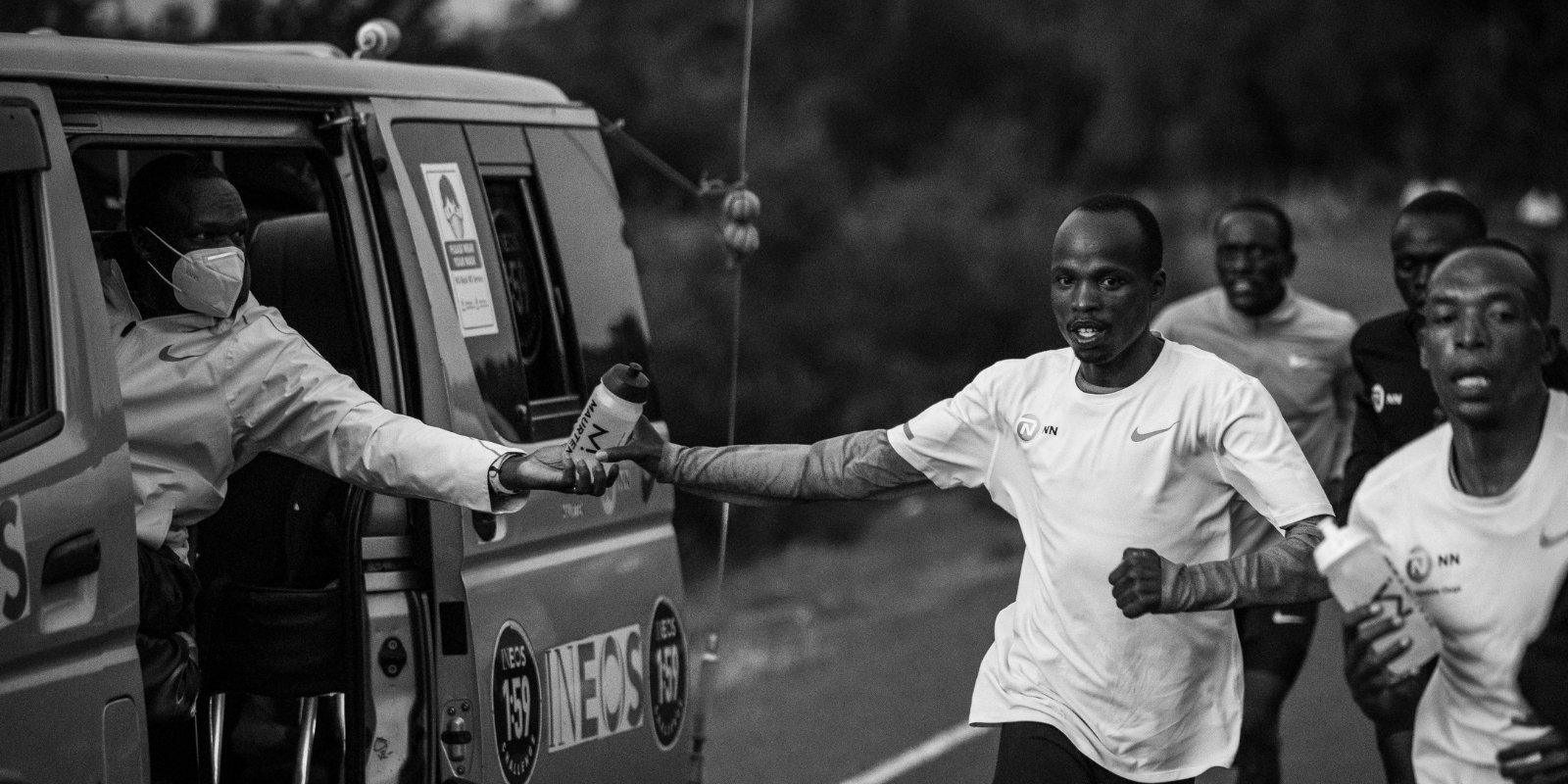 avituallamiento en sesión de carrera a pie