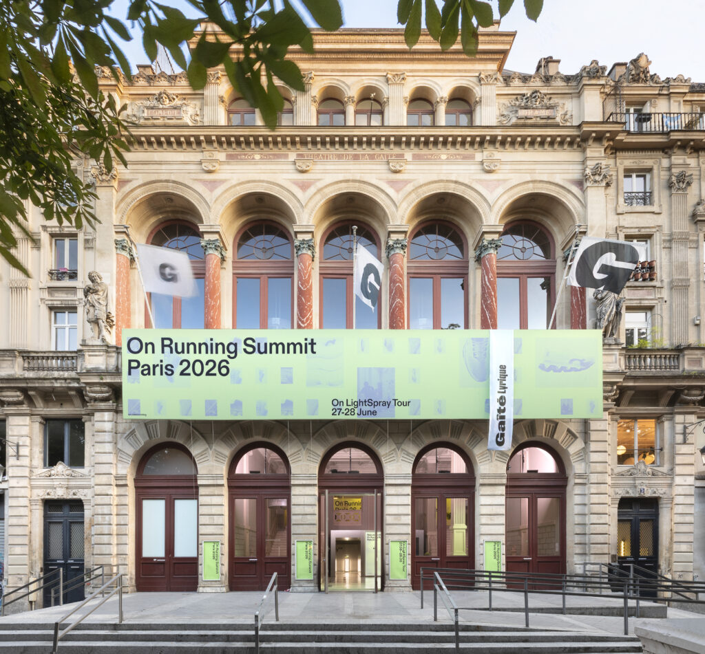 Fachada del On Running Summit en París con lona LightSpray Tour 2026