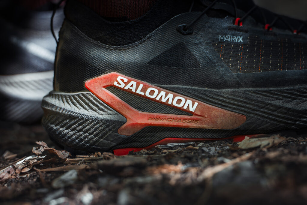 zapatilla-de-running-salomon-negra-y-roja
